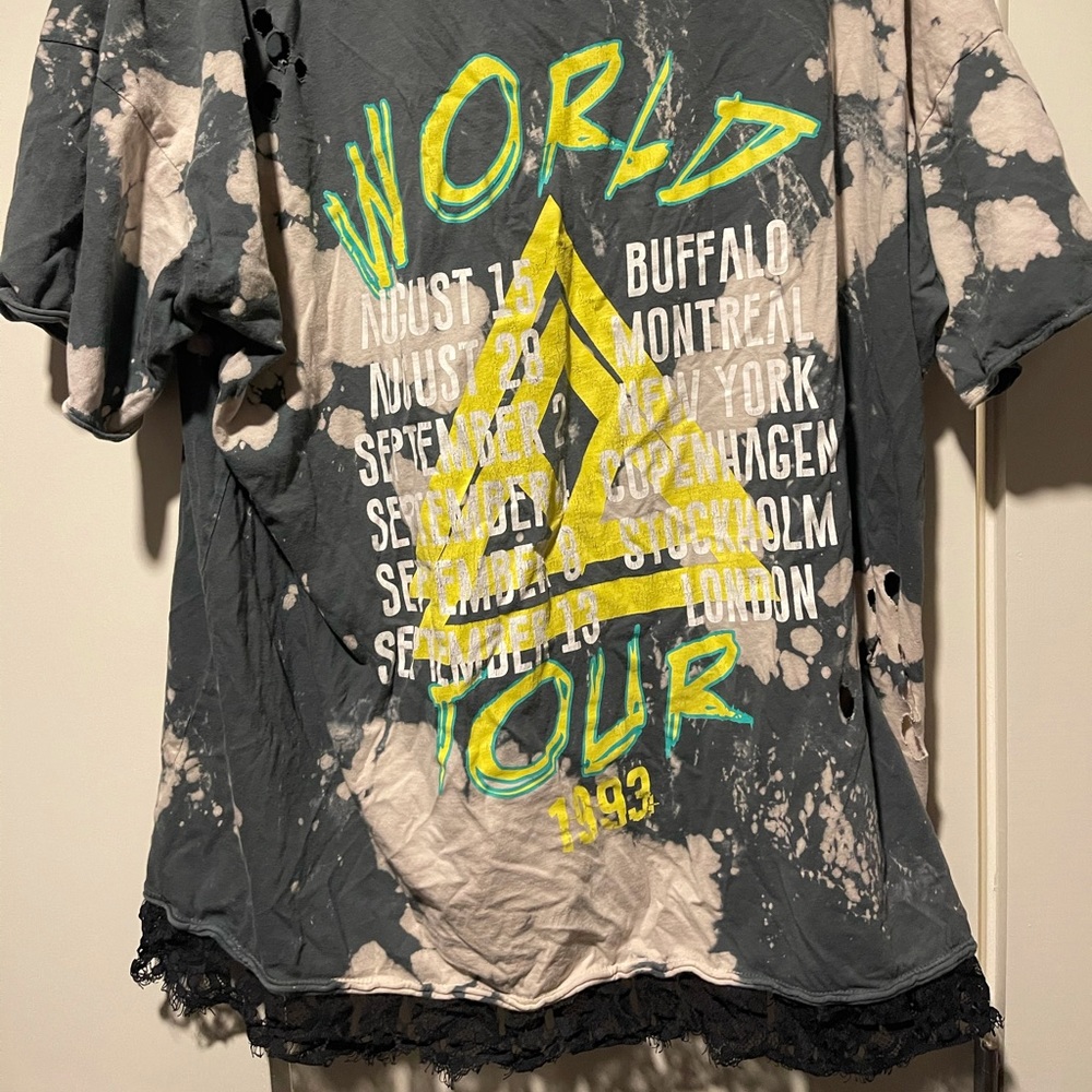 Vintage world tour ripped acid wash tee